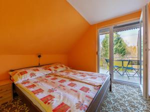 um quarto com uma cama e uma varanda em Holiday Home Gizella by Interhome em Balatonlelle