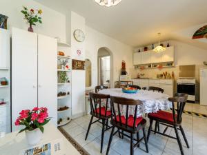Kuchyňa alebo kuchynka v ubytovaní Holiday Home Csilla by Interhome