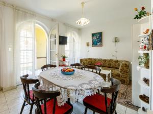 Posedenie v ubytovaní Holiday Home Csilla by Interhome