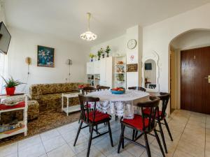 Posedenie v ubytovaní Holiday Home Csilla by Interhome