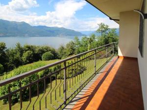 balkon z widokiem na jezioro w obiekcie Holiday Home Antonia by Interhome w mieście Porto Valtravaglia
