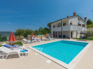 Bazén v ubytování Holiday Home Montebello by Interhome nebo v jeho okolí