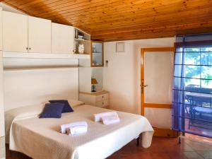 sypialnia z łóżkiem i dwoma ręcznikami na nim w obiekcie Holiday Home Melograno di Patrizia by Interhome w mieście Castellammare del Golfo +19 zdjęć