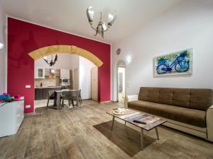 ein Wohnzimmer mit einem Sofa und einem Tisch in der Unterkunft Villa Mari e Monti by Interhome in Castellammare del Golfo
