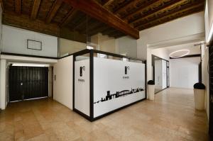 ein Raum mit einer Ausstellungsfläche mitten in einem Gebäude in der Unterkunft Room Verona Ai Conti in Verona