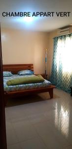 1 dormitorio con cama y ventana en Appartement Beau Séjour 1, en Dakar