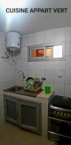 cocina con fregadero y encimera en Appartement Beau Séjour 1, en Dakar
