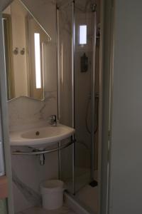 a bathroom with a sink and a shower with a mirror at Ibis budget Périgueux in Périgueux +23 photos