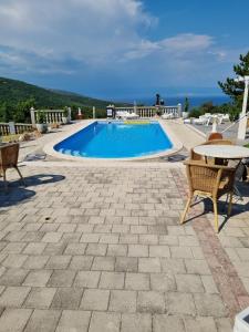 basen ze stołem i krzesłami w obiekcie Casa Perla Holidays w mieście Juraši +34 zdjęcia