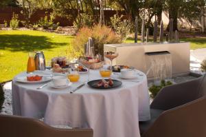 una mesa con comida y bebidas encima en Mas de Boudan en Nimes