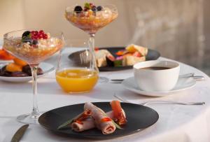 una mesa con dos platos de comida y bebida en Mas de Boudan en Nimes