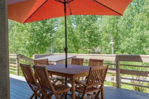 Galeriebild der Unterkunft Creekside Condo 1296 - Bright & Sunny for 6 Guests with Resort Pool Included in Sun Valley