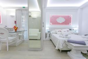 Postel nebo postele na pokoji v ubytování Boutique Hotel Paradiso Bovelacci