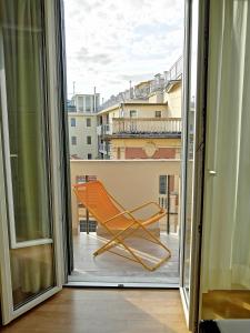 ラパッロにあるStudio via Matteottiの椅子、窓を見渡すバルコニー