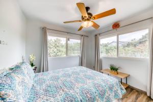 1 dormitorio con 1 cama y ventilador de techo en Waikoloa Neighborhood Retreat, en Waikoloa Village