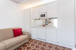 salon z kanapą i kuchnią w obiekcie Bellagio amorevole dimora in Lecco w mieście Lecco