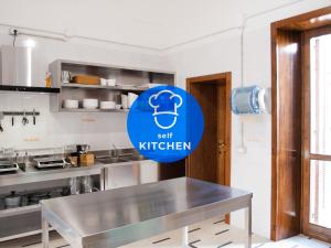 A kitchen or kitchenette at Lobby Collective Hostel - Lecce