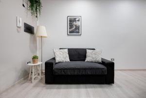 ポンペイにあるSon Blancのリビングルーム(ランプ付)の黒いソファ
