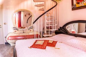 A bed or beds in a room at Alexander's Home