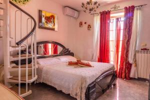 A bed or beds in a room at Alexander's Home