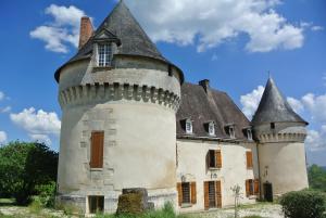 un ancien château avec un toit dans l'établissement Domaine des Anges, à Trélissac