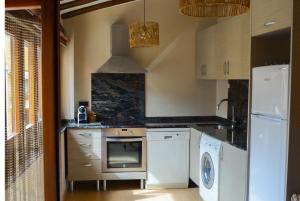 cocina con fogones y lavavajillas en CAL MILIO, en Mayals