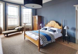 愛丁堡的住宿－The Art House at The New Town，一间卧室配有一张床、一把椅子和窗户。