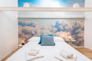 sypialnia z malowidłem na ścianie w obiekcie Bellagio amorevole dimora in Lecco w mieście Lecco