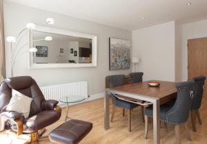 Prostor za sedenje u objektu Shandwick Apartment - Edinburgh City Centre - Sleeps 2