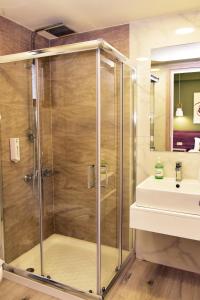 bagno con doccia e lavandino di Lafo Rooms a Elafonisi