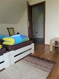 Łóżko lub łóżka w pokoju w obiekcie Pokoje i Apartamenty u Anny