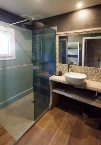 bagno con lavandino e doccia in vetro di Le Chalet by LB et LB a Beaune
