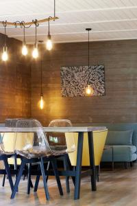 una sala da pranzo con tavolo e sedie di Le Chalet by LB et LB a Beaune