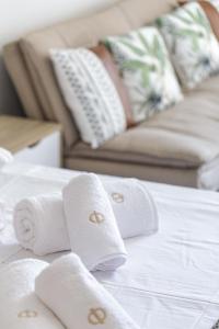 - une fermeture des serviettes sur un lit avec un canapé dans l'établissement Central & Quiet Studio, à Réthymnon