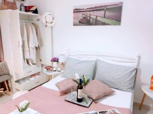 A bed or beds in a room at Angelina's cosy apartment in Corfu town