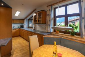 Kuchyň nebo kuchyňský kout v ubytování Ferienwohnung Appartement Am Schilf XL