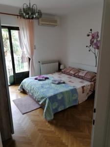 sypialnia z łóżkiem i drewnianą podłogą w obiekcie NEW Apartman Ziganto Z near the beach with terrace w mieście Ičići