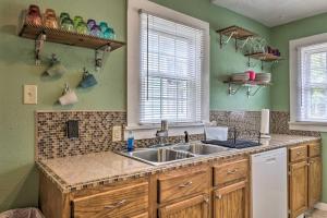 Nhà bếp/bếp nhỏ tại Cozy Gulfport Home Walk to Beach, Marina and Casino +18 ảnh