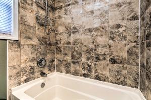 Phòng tắm tại Cozy Gulfport Home Walk to Beach, Marina and Casino