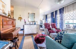 ein Wohnzimmer mit Klavier und Stühlen in der Unterkunft Capitano in Lahti