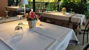 einen Tisch mit einer Blumenvase darüber in der Unterkunft Hotel Ristorante alla Campagna in San Giovanni Lupatoto