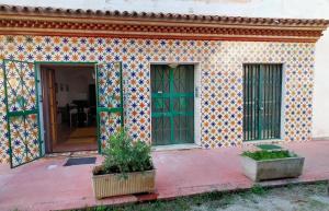 een huis met een kleurrijke muur met twee deuren bij GialLobLu in Alghero