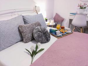 A bed or beds in a room at Angelina's cosy apartment in Corfu town
