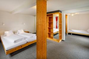 维尔德豪斯Hirschen Guesthouse - Village Hotel的客房设有两张双层床和衣柜。