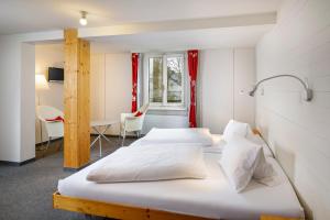 Hirschen Guesthouse - Village Hotel客房内的一张或多张床位