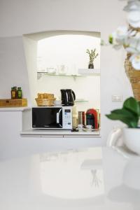 eine Mikrowelle auf einem Regal in einer Küche in der Unterkunft Castello House in Cagliari