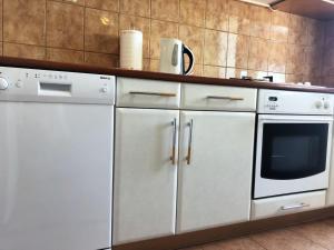 Kuchyňa alebo kuchynka v ubytovaní Villy City Apartment