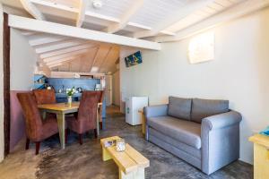 sala de estar con sofá y mesa en Beach Studio Aerial at Lac Bay en Kralendijk