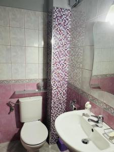 Vonios kambarys apgyvendinimo įstaigoje Апартамент Морски Изглед