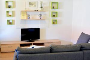Televízia a/alebo spoločenská miestnosť v ubytovaní Villy City Apartment